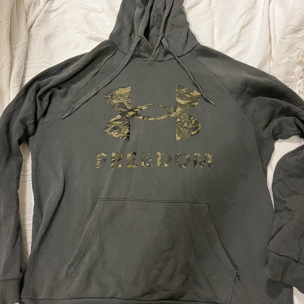 Grey camo under armour sweatshirt like new